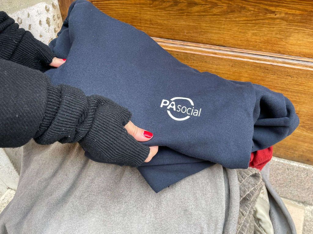 Le felpe di PA Social ai senzatetto di Roma: un network non solo digitale