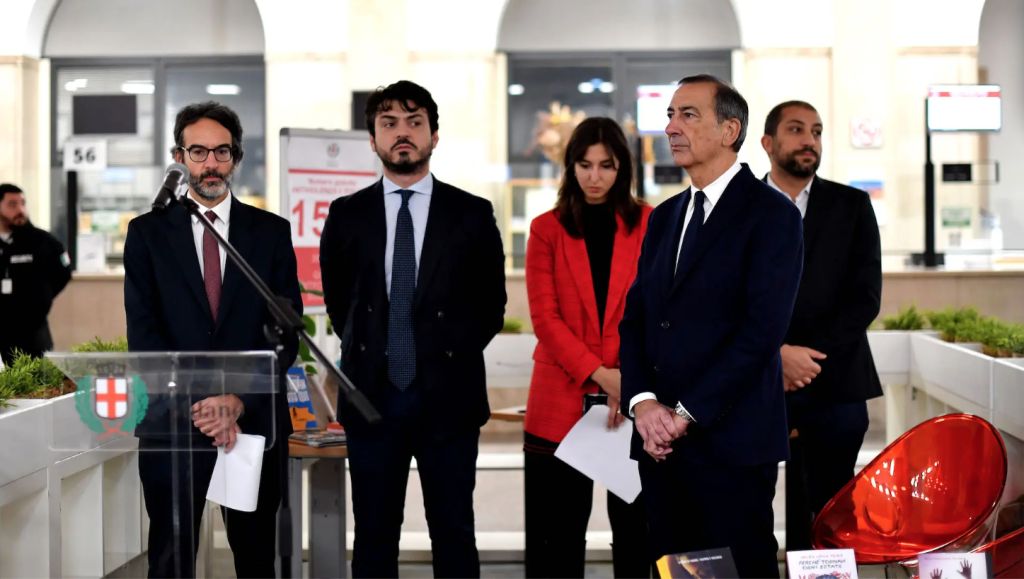 Giornata per l'eliminazione della violenza contro le donne. Un manufatto per le donne iraniane e un minuto di silenzio negli uffici comunali