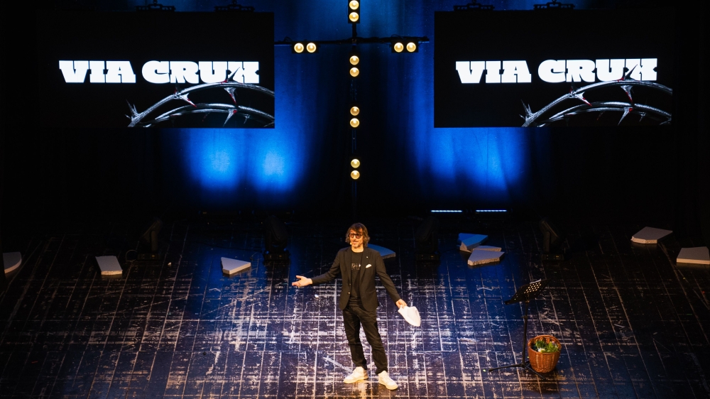 Giuseppe Cruciani: Un Debutto Teatrale Senza Censure