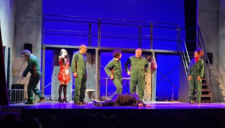 “Il turno di notte”: risate, emozioni e riflessioni sulla classe operaia al Teatro San Babila