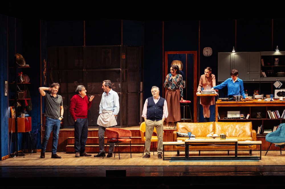 Quando il cellulare diventa una bomba: torna Perfetti Sconosciuti al Teatro Manzoni” 