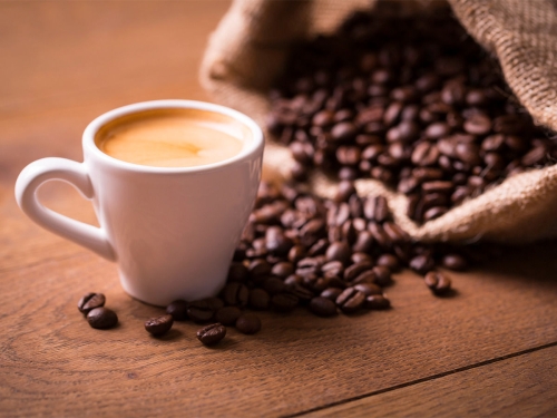 Tra tè e caffè, meglio il caffè secondo una ricerca che ha studiato la capacità delle due bevande di alterare o meno l'attività di alcuni geni