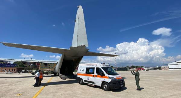 Uomo in imminente pericolo di vita trasportato in un’ambulanza su velivolo C-130J della 46BrigataAerea da Napoli a Venezia