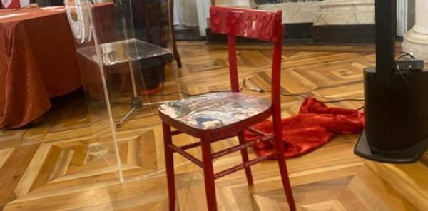 A Palazzo Tursi arriva #lasediarossa contro la violenza di genere