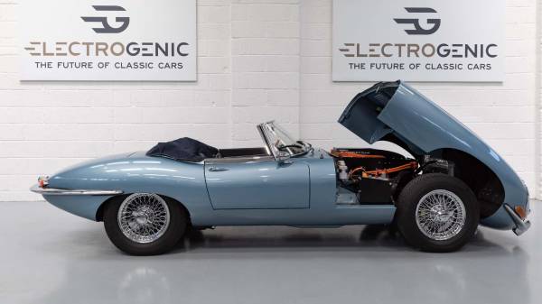 La Jaguar E-Type si trasforma in EV da 160 CV, conservando il look classico
